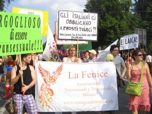 Monica Romano dietro lo striscione del collettivo La Fenice