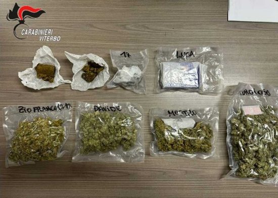 Vetralla - Carabinieri - La droga trovata in auto