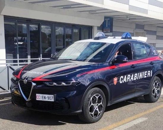 Viterbo - Auto die carabinieri fuori da un polo commerciale