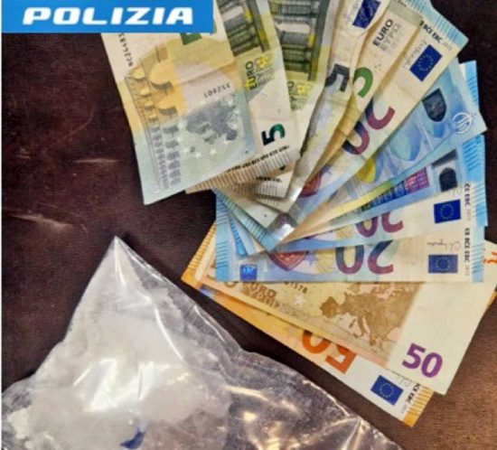 Polizia - La droga e i soldi sequestrati