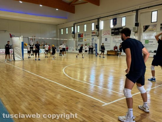 Civita Castellana - Squadre in campo dopo l'inaugurazione del palazzetto dello sport Pino Smargiassi