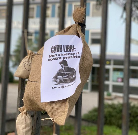 Viterbo - Finti sacchi con banconote fuori le scuole, azione simbolica di Azione Studentesca per il Caro libri
