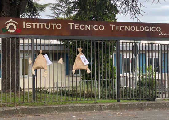 Viterbo - Finti sacchi con banconote fuori le scuole, azione simbolica di Azione Studentesca per il Caro libri