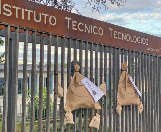 Viterbo - Finti sacchi con banconote fuori le scuole, azione simbolica di Azione Studentesca per il Caro libri