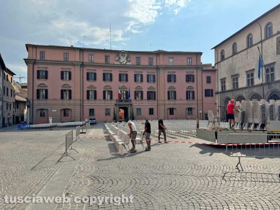 Santa Rosa - Le sedia a piazza del Comune