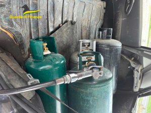 Viterbo - Guardia di finanza - Le bombole di Gpl sequestrate