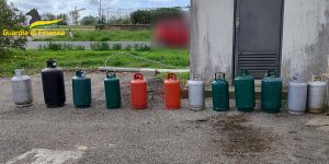 Viterbo - Guardia di finanza - Le bombole di Gpl sequestrate