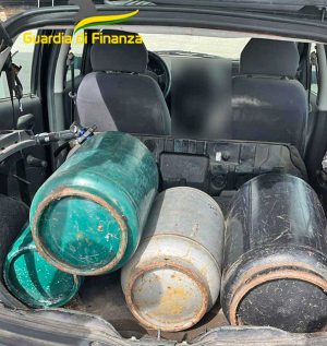 Viterbo - Guardia di finanza - Le bombole di Gpl sequestrate