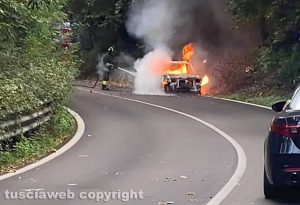 Auto in fiamme sulla Cimina