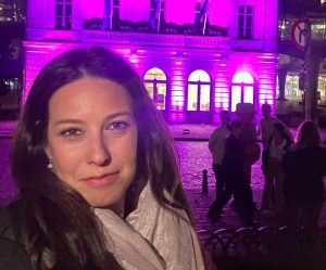 Bruxelles - Antonella Sberna davanti alla stazione Europa illuminata di rosa