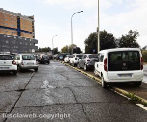 Parcheggio selvaggio all’ospedale di Belcolle