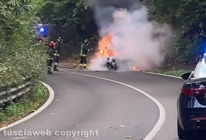 Auto in fiamme sulla Cimina