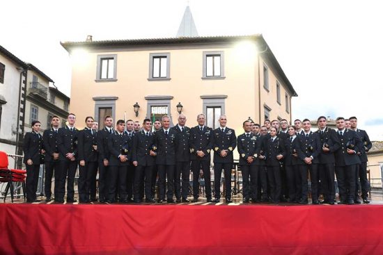 Grotte di Castro - L'astronauta Walter Villadei riconsegna il gagliardetto portato nella stazione spaziale&nbsp;