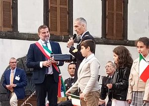 Grotte di Castro - L'astronauta Walter Villadei riconsegna il gagliardetto portato nella stazione spaziale 
