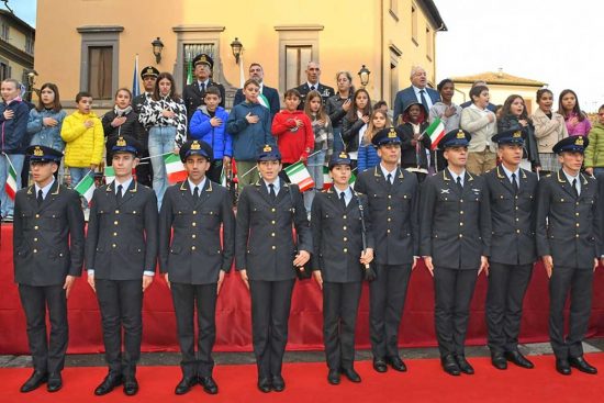 Grotte di Castro - L'astronauta Walter Villadei riconsegna il gagliardetto portato nella stazione spaziale&nbsp;