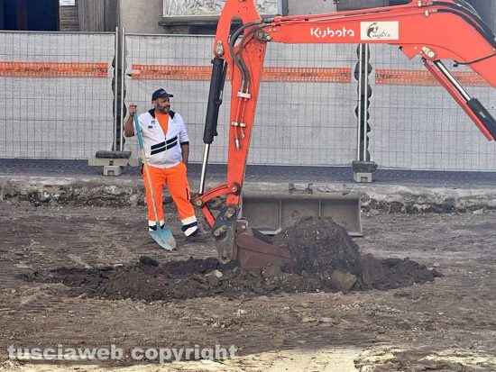 Viterbo - Iniziati gli scavi a piazza del Comune