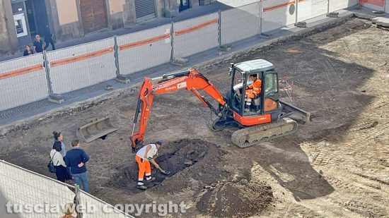 Viterbo - Iniziati gli scavi a piazza del Comune