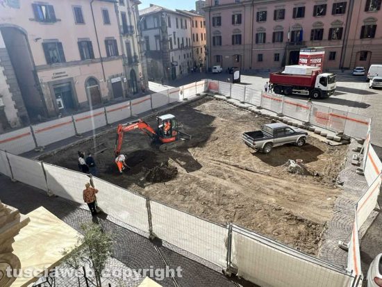 Viterbo - Iniziati gli scavi a piazza del Comune
