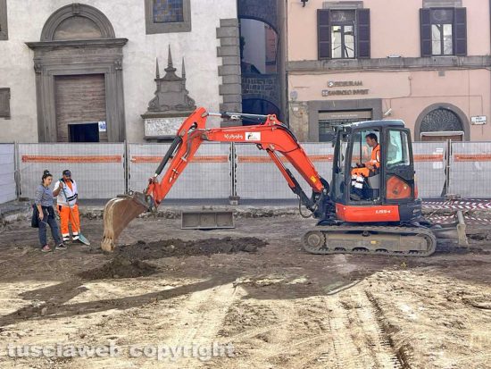 Viterbo - Iniziati gli scavi a piazza del Comune