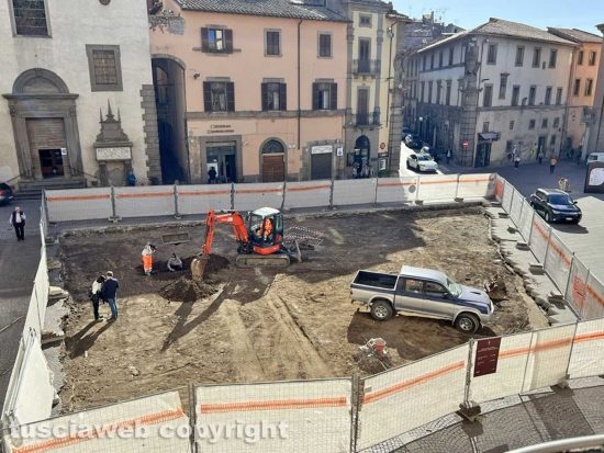 Viterbo - Iniziati gli scavi a piazza del Comune