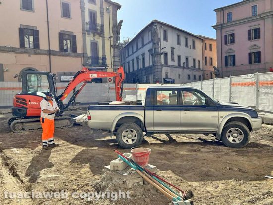 Viterbo - Iniziati gli scavi a piazza del Comune