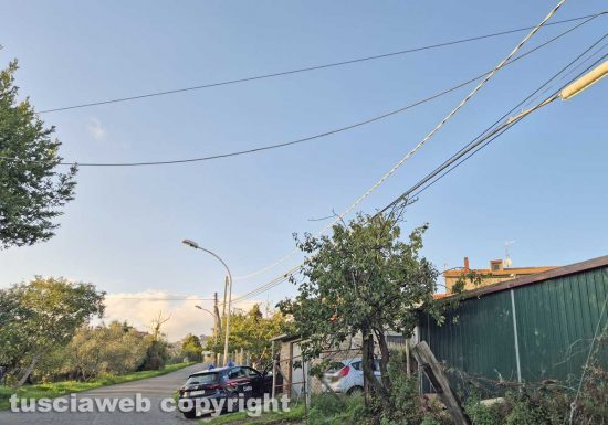 Montefiascone - Autoarticolato urta un cavo della corrente in via Cevoli