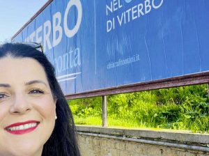 L'immagine usata dalla sindaca Chiara Frontini per presentare la nuova campagna di propaganda fatta di megamanifesti