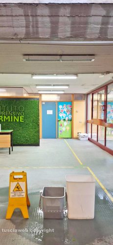 Viterbo - Infiltrazioni d'acqua alla scuola Alceste Grandori