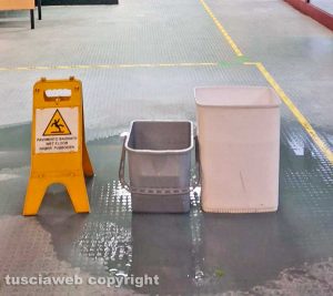 Viterbo - Infiltrazioni d'acqua alla scuola Alceste Grandori