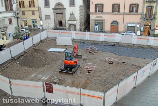 Viterbo - Il cantiere a piazza del Comune