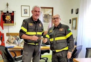 Il passaggio di consegne tra Rocco Mastroianni e Mauro Caprarelli nuovo comandante provinciale dei vigili del fuoco