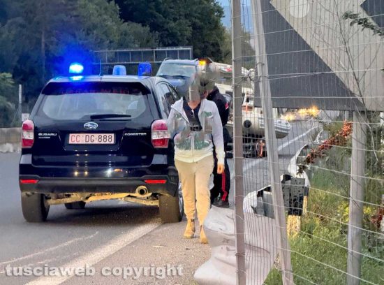 Auto si ribalta sulla superstrada con la barca che trasportava