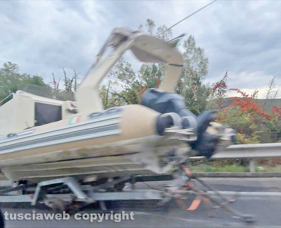 Auto si ribalta sulla superstrada con la barca che trasportava