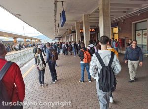 Orte - Centinaia di passeggeri bloccati alla stazione