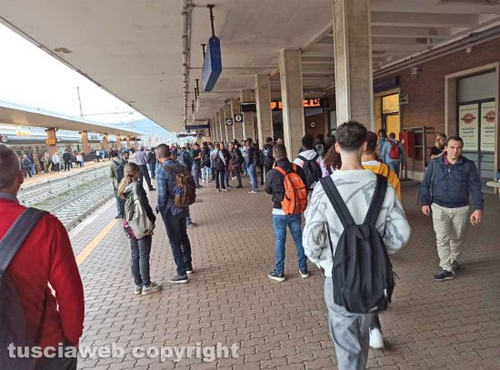 Orte - Centinaia di passeggeri bloccati alla stazione