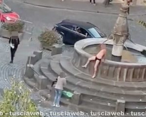 Viterbo - Uomo fa il bagno nella fontana di piazza San Faustino