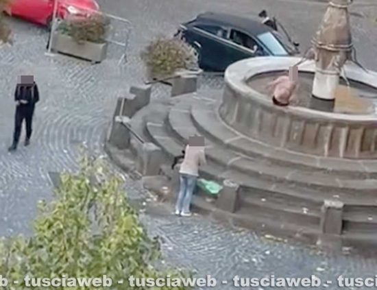 Viterbo - Uomo fa il bagno nella fontana di piazza San Faustino