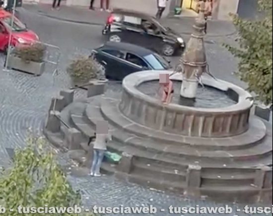 Viterbo - Uomo fa il bagno nella fontana di piazza San Faustino
