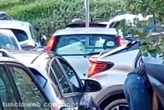 Viterbo - parcheggi selvaggi a Valle Faul - Auto rimosse