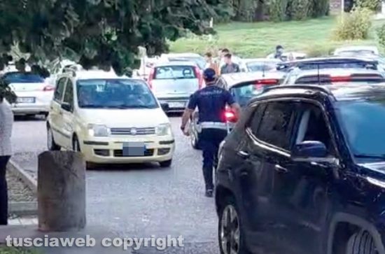 Viterbo - parcheggi selvaggi a Valle Faul - Auto rimosse