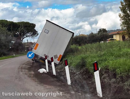 Bolsena - Perde il controllo del camion e finisce fuori strada