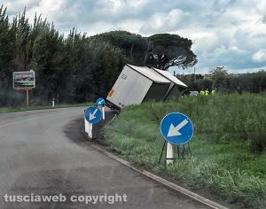 Bolsena - Perde il controllo del camion e finisce fuori strada