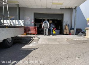 Orte - Furto al supermercato - Operai al lavoro per cambiare la vetrata