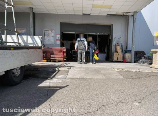 Orte - Furto al supermercato - Operai al lavoro per cambiare la vetrata