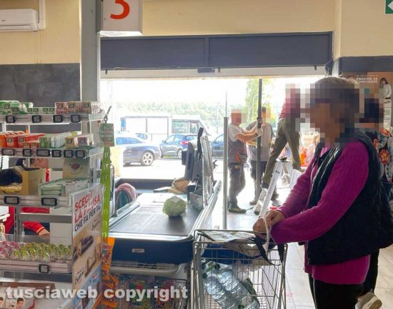 Orte - Furto al supermercato - Operai al lavoro per cambiare la vetrata