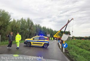 Bolsena - Camion fuori strada - Le operazioni di rimozione