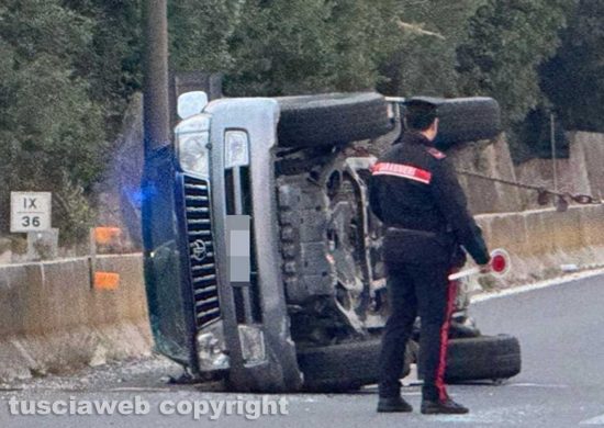 Auto si ribalta sulla superstrada con la barca che trasportava