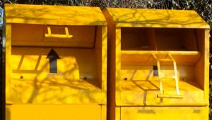 Cassonetti gialli per gll indumenti usati
