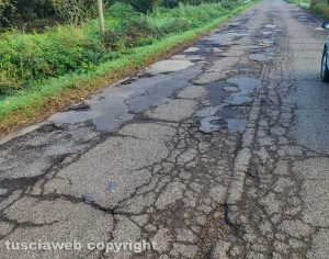Buche in strada Ponte rotto