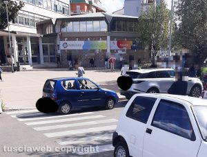 Viterbo - Davanti all'istituto comprensivo Ellera gli attraversamenti pedonali sono usati come parcheggio